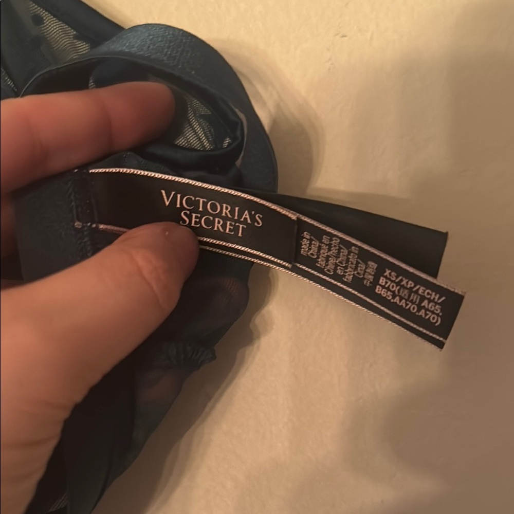 Victoria's Secret Green Satin Bra - Picture 2 of 4